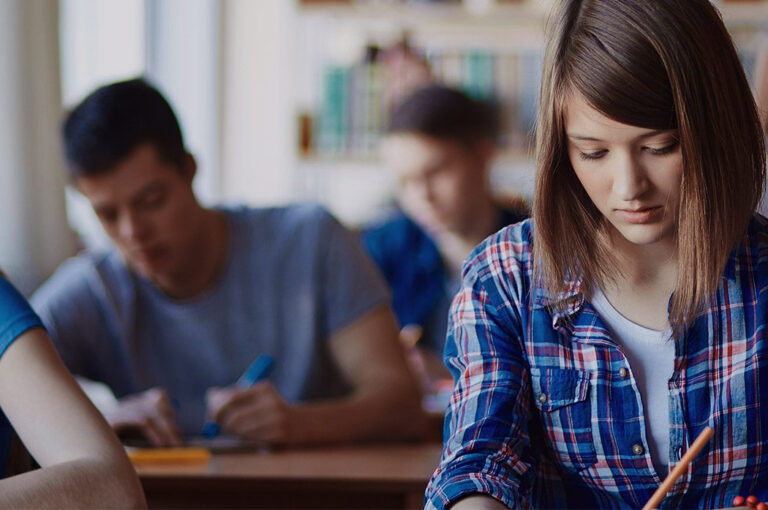 Estudiantes en clase de inglés